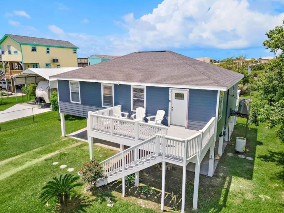 Cozy and charming getaway with deck, close to beach House in Bolivar Peninsula
