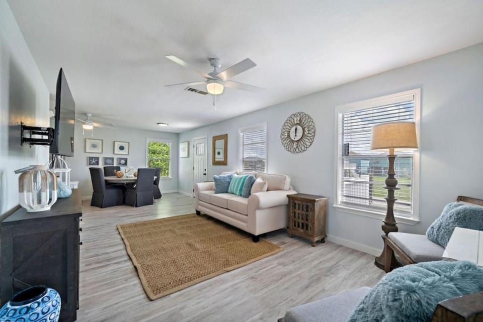 Cozy and charming getaway with deck, close to beach House in Bolivar Peninsula