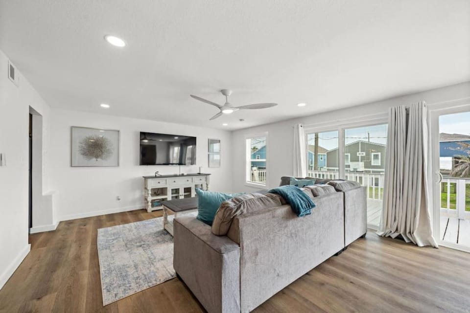 Unwind in beachside comfort with gorgeous views House in Hitchcock