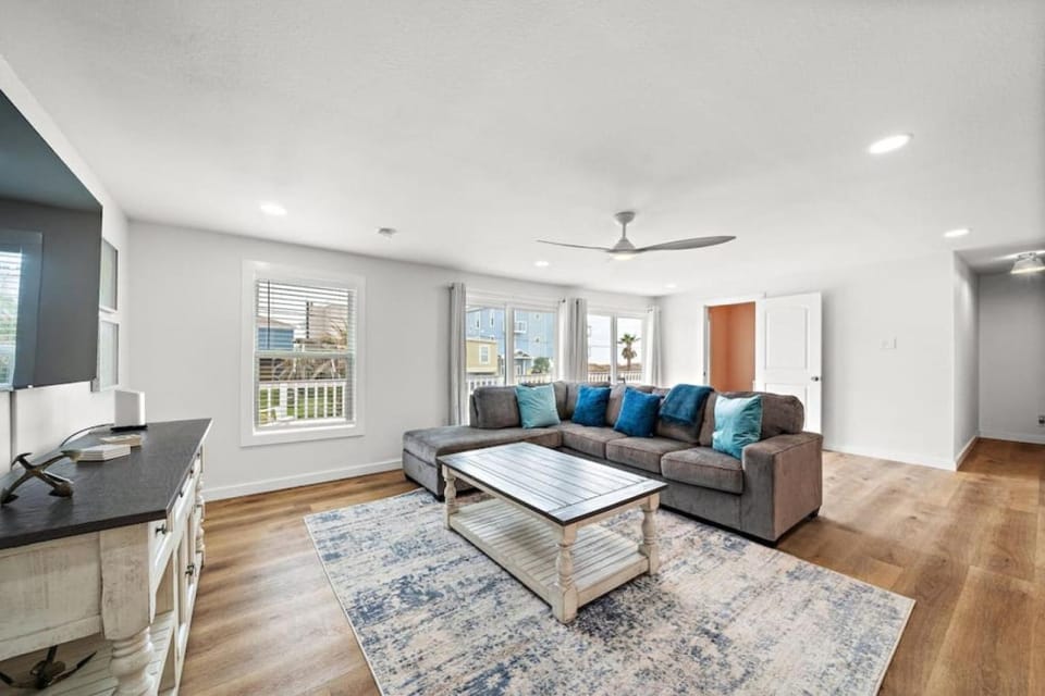 Unwind in beachside comfort with gorgeous views House in Hitchcock