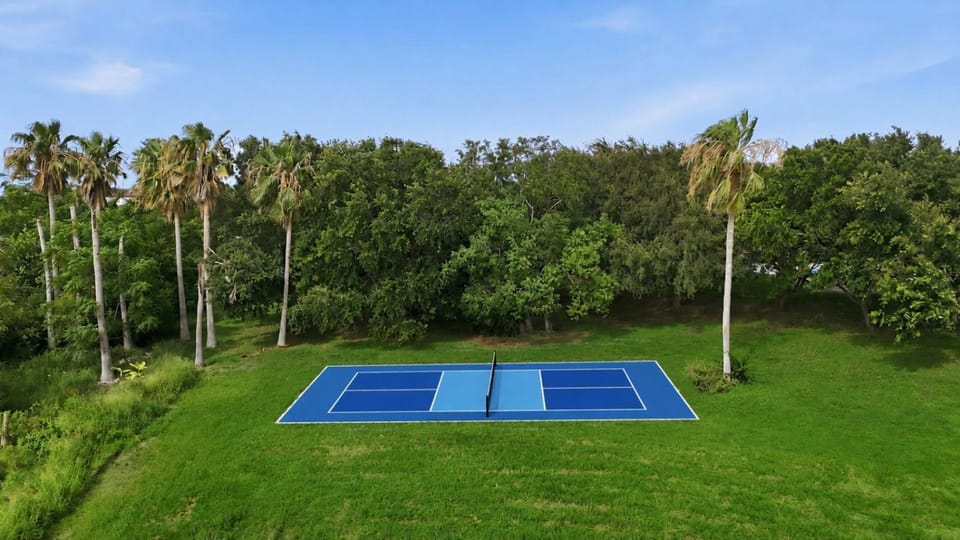 Huge, luxurious and secluded estate with private pool, pond, and large yard House in Galveston Island