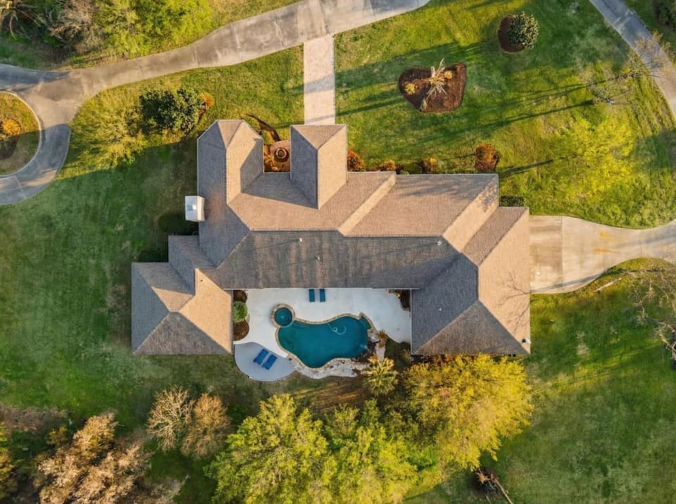 Huge, luxurious and secluded estate with private pool, pond, and large yard House in Galveston Island