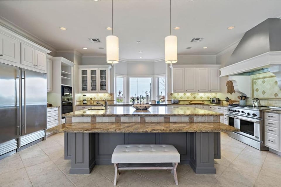 Huge, luxurious and secluded estate with private pool, pond, and large yard House in Galveston Island