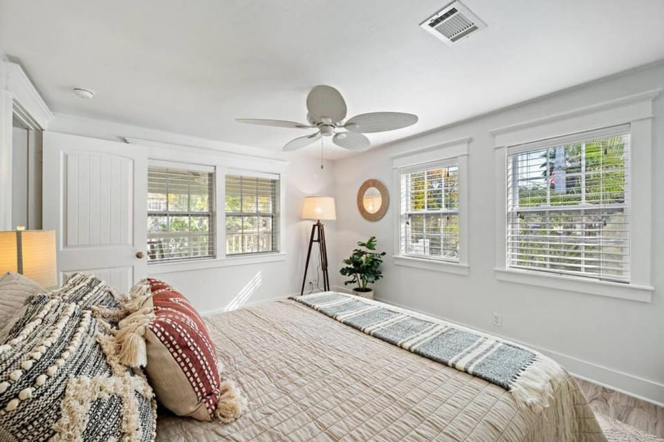 Cute bungalow with massive deck and fire pit, walk to Kemah Boardwalk House in Kemah