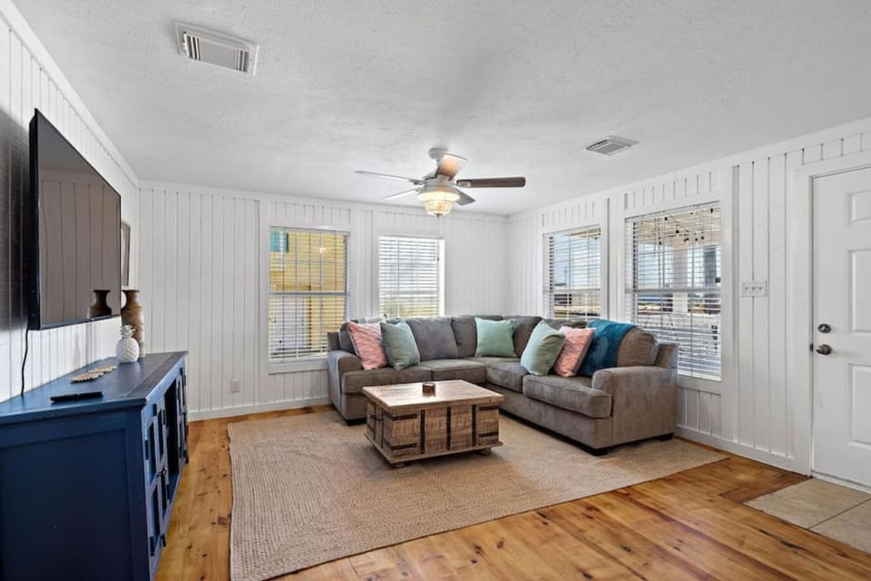 Bungalow with Private Pool and Close to the Beach House in Galveston Island