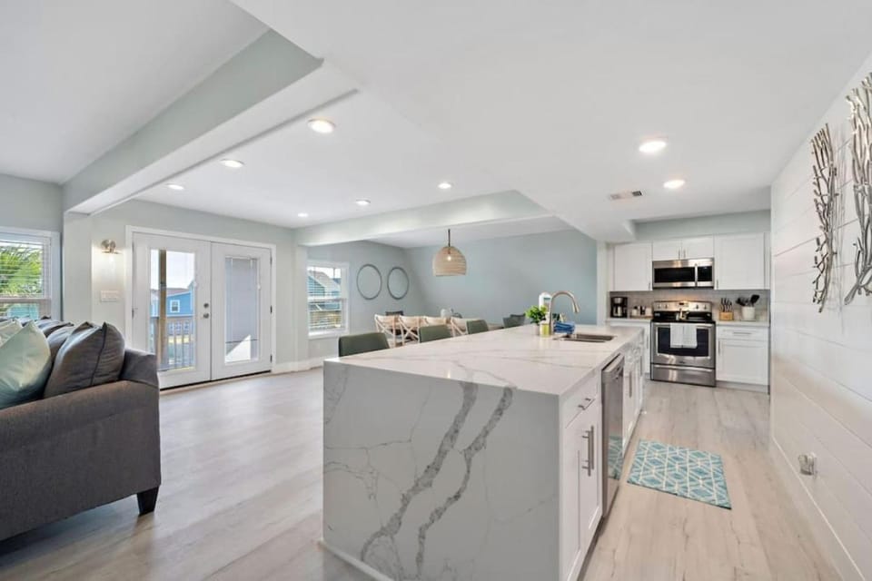 A-Frame beach house with private pool and minutes from the beach House in Jamaica Beach