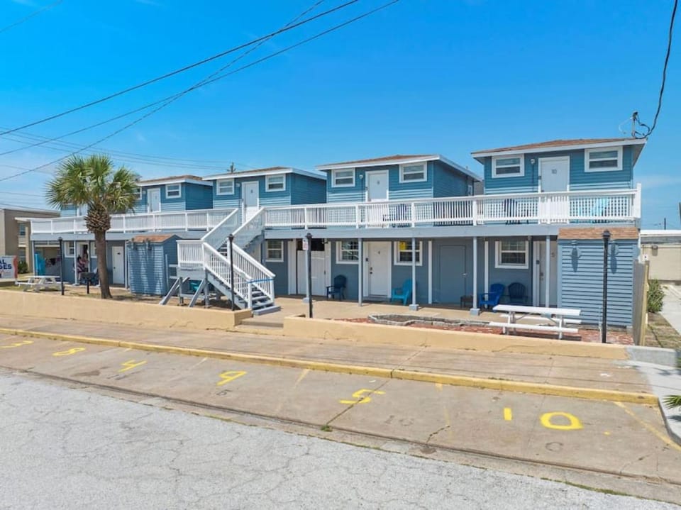 Studio condo near downtown and cruise terminal, across from the Seawall Apartment in Texas City