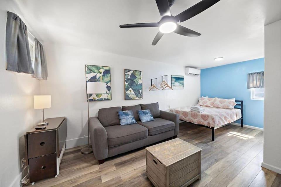 Studio condo near downtown and cruise terminal, across from the Seawall Apartment in Texas City