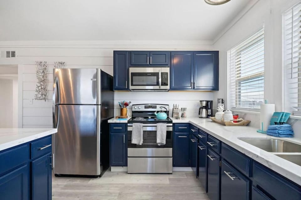 Cute beach house with large deck and fire pit, close to the beach House in Galveston Island