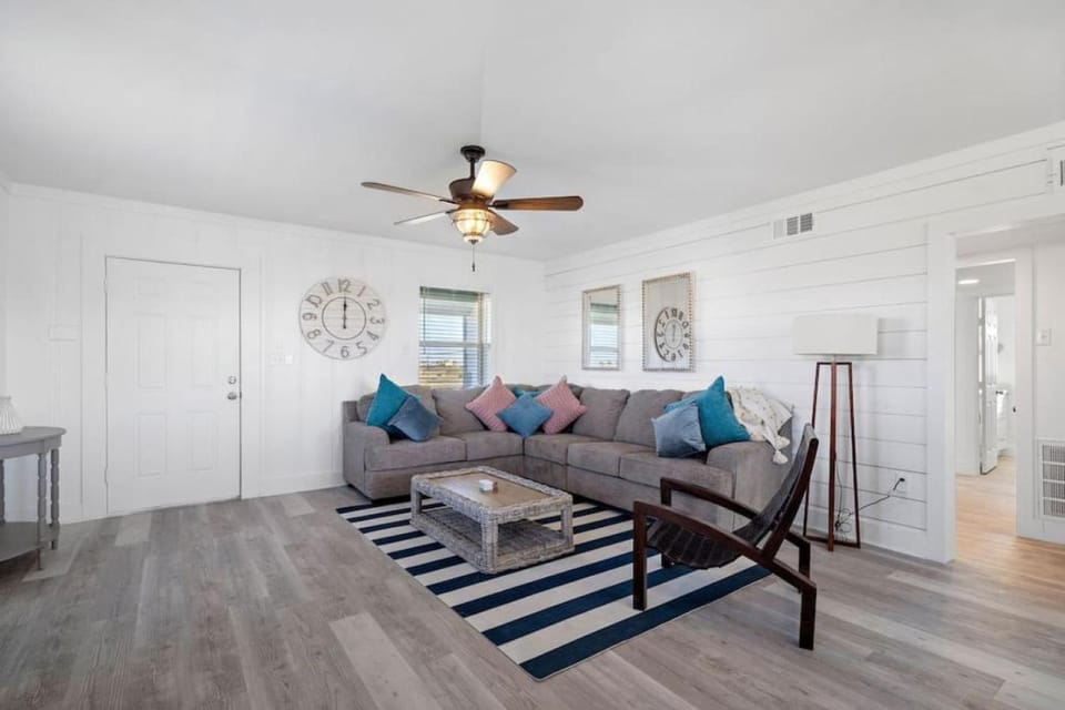 Cute beach house with large deck and fire pit, close to the beach House in Galveston Island
