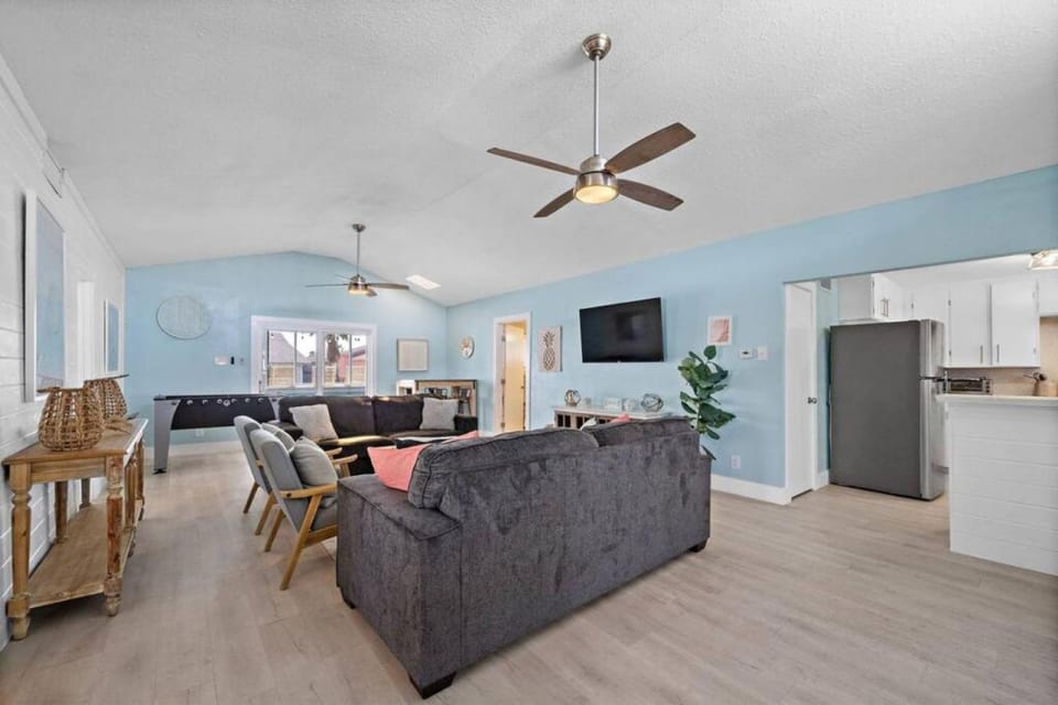 Canal front home with boat slip, deck and gorgeous water views House in Jamaica Beach