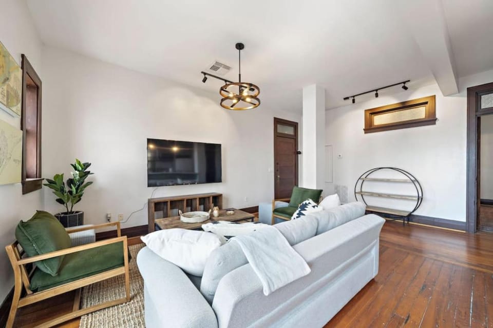 Stylish, historic loft in Downtown Galveston, 3 blocks to The Strand Apartment in Texas City