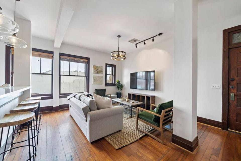Stylish, historic loft in Downtown Galveston, 3 blocks to The Strand Apartment in Texas City