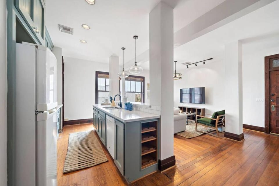 Stylish, historic loft in Downtown Galveston, 3 blocks to The Strand Apartment in Texas City