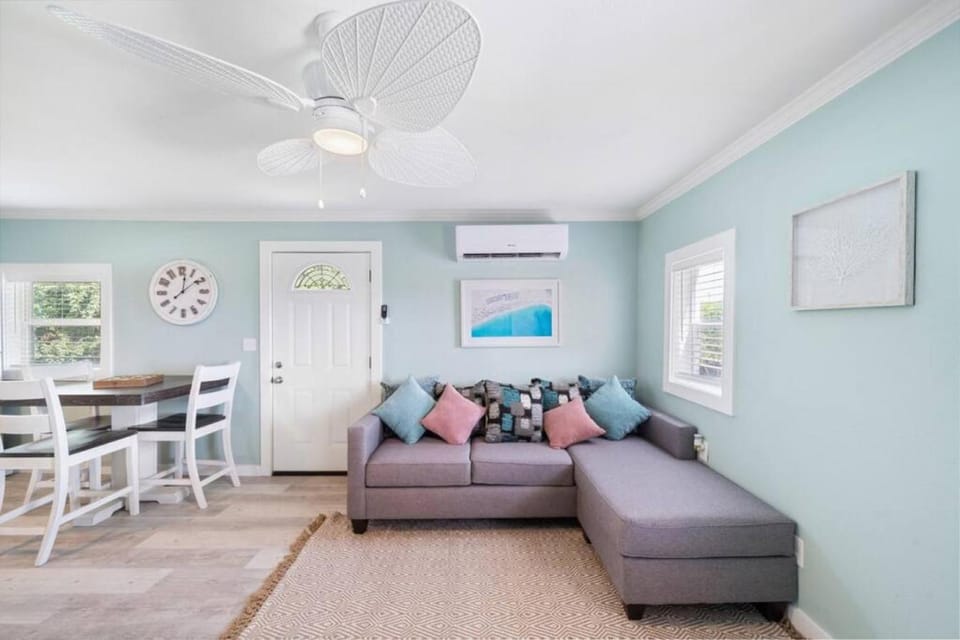 Cute and cozy beach bungalow near the seawall House in Hitchcock