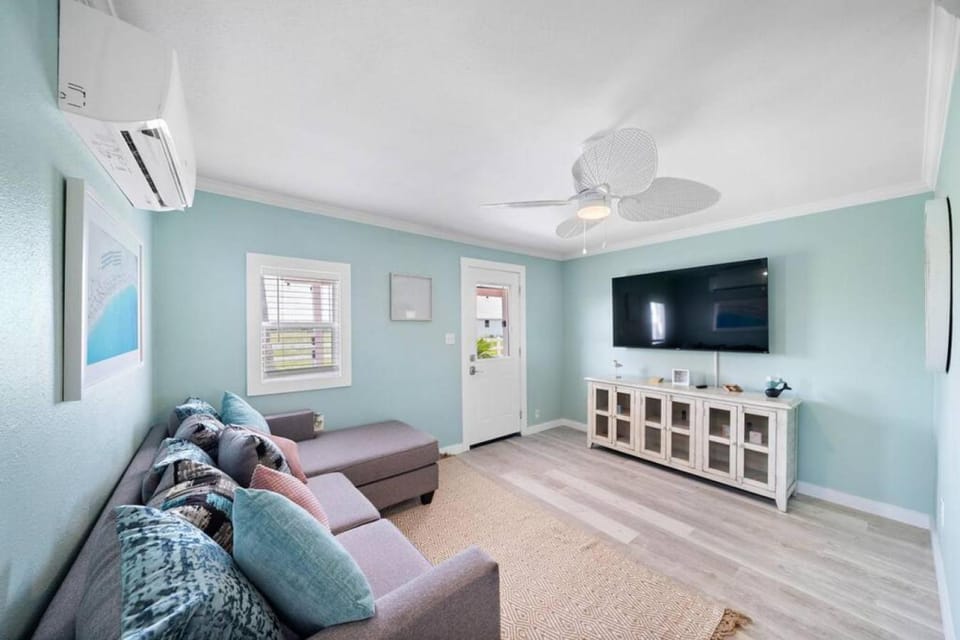 Cute and cozy beach bungalow near the seawall House in Hitchcock
