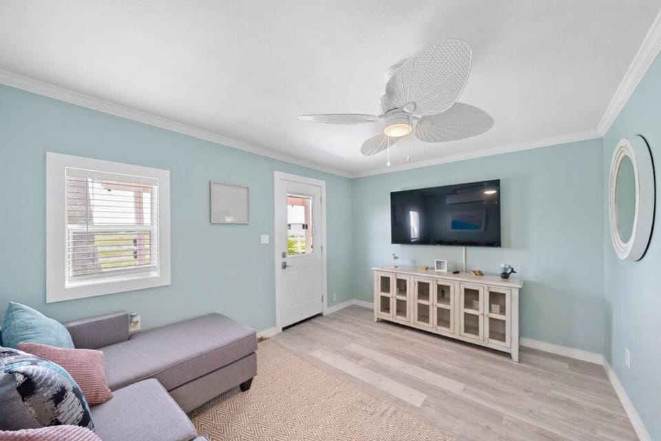Cute and cozy beach bungalow near the seawall House in Hitchcock