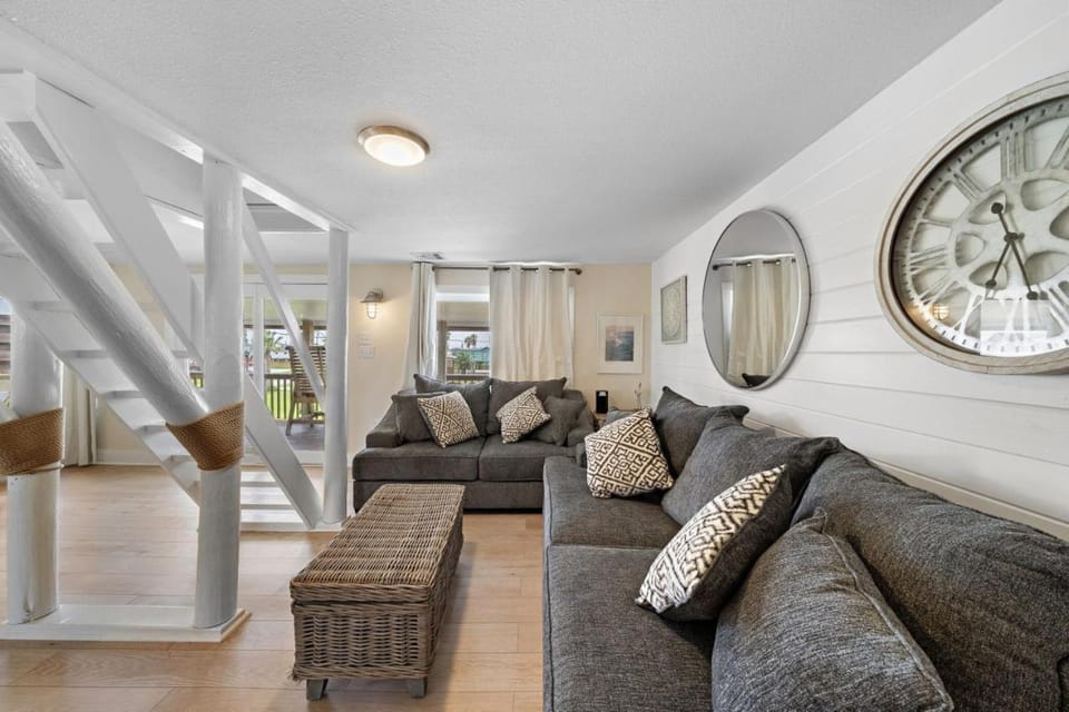 Beach Home With Game Room, Tiki Bar and Fire Pit House in Surfside Beach