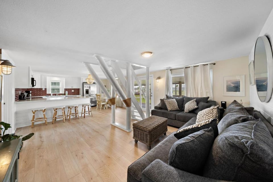 Beach Home With Game Room, Tiki Bar and Fire Pit House in Surfside Beach
