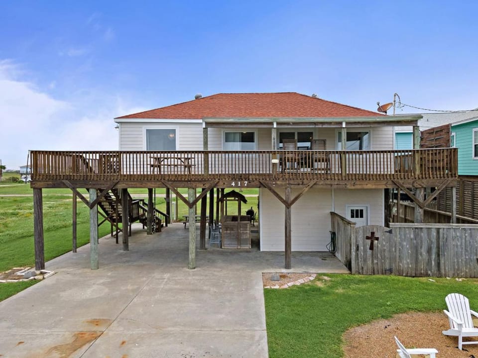 Beach Home With Game Room, Tiki Bar and Fire Pit House in Surfside Beach