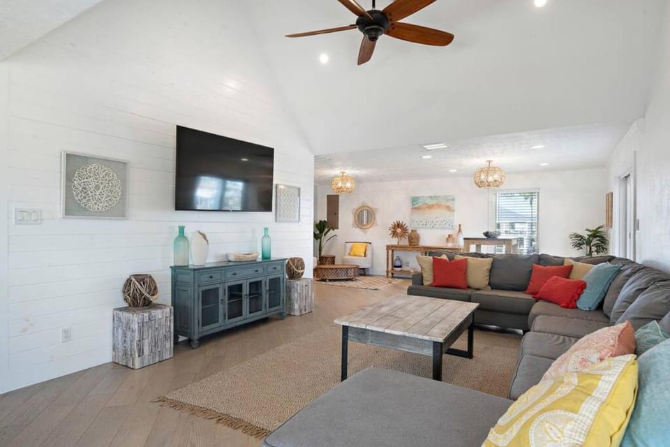 Canal Front Home with Boat Slip, Game Room, and Great Water Views House in Galveston Island