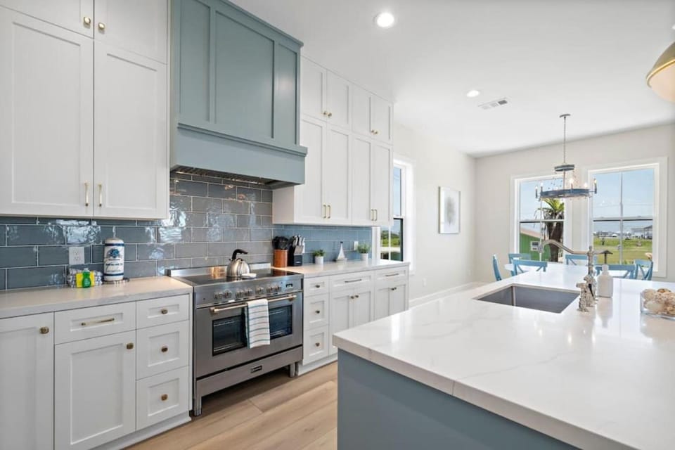 Stunning and grand beach house with ample space close to the beach House in Galveston Island