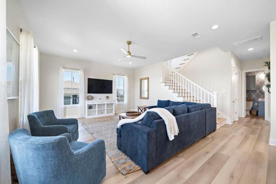 Stunning and grand beach house with ample space close to the beach House in Galveston Island