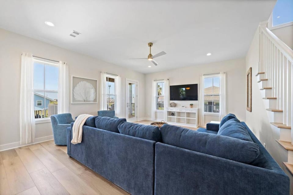 Stunning and grand beach house with ample space close to the beach House in Galveston Island