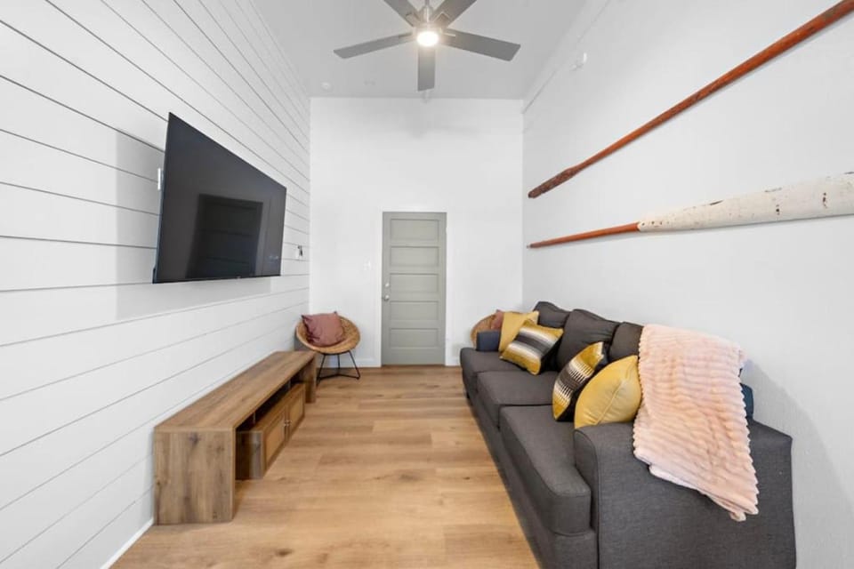Modern Downtown Galveston Loft, Walk to The Strand Apartment in Texas City