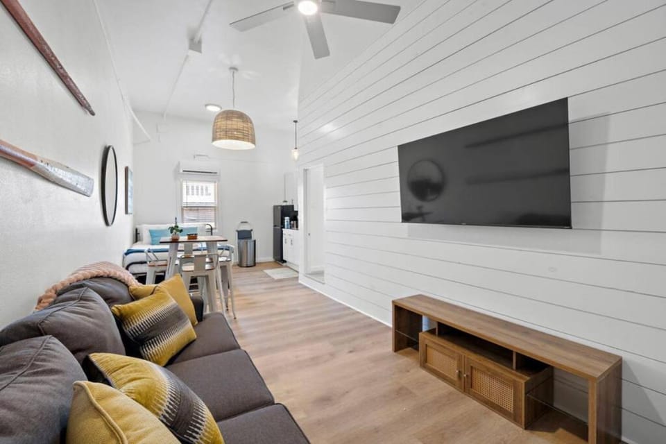 Modern Downtown Galveston Loft, Walk to The Strand Apartment in Texas City