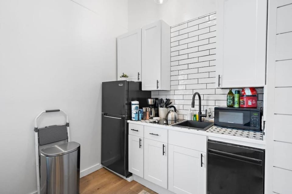 Modern Downtown Galveston Loft, Walk to The Strand Apartment in Texas City