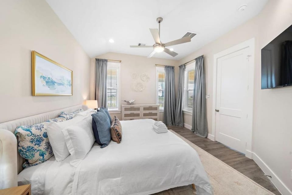 4 Bedroom Coastal Gem Near the Beach House in Galveston Island