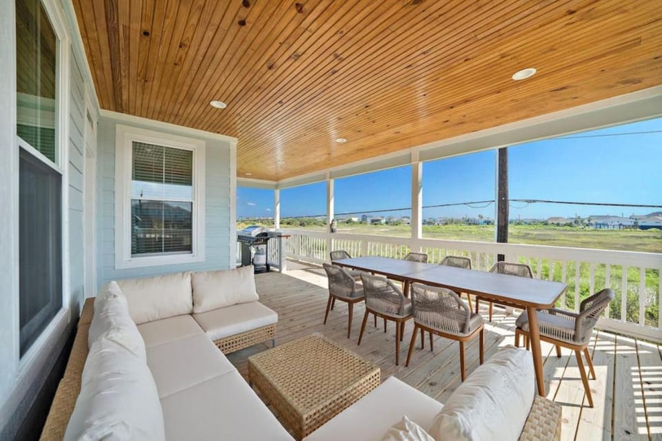 4 Bedroom Coastal Gem Near the Beach House in Galveston Island
