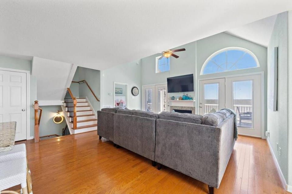 Stunning bayfront home with spacious deck and incredible Galveston Bay views House in La Porte