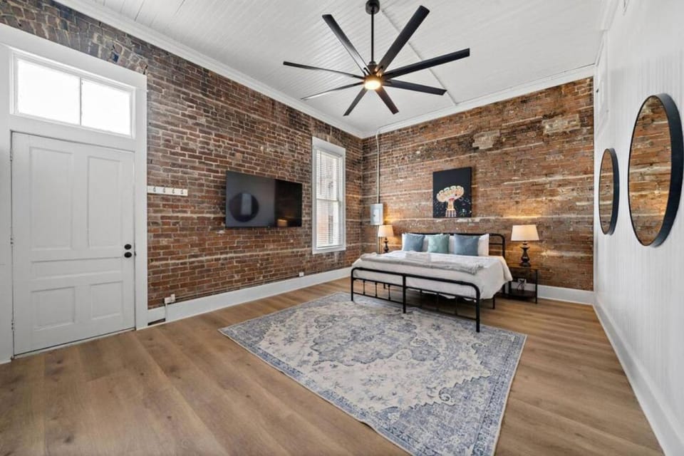 Spacious Loft, Close to The Strand, Port, and Beach Apartment in Texas City