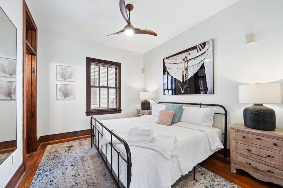 Historic, chic loft 3 blocks from The Strand in downtown Galveston Apartment in Texas City