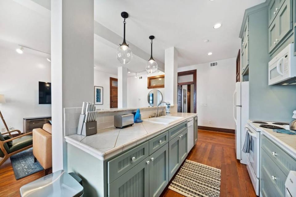 Historic, chic loft 3 blocks from The Strand in downtown Galveston Apartment in Texas City