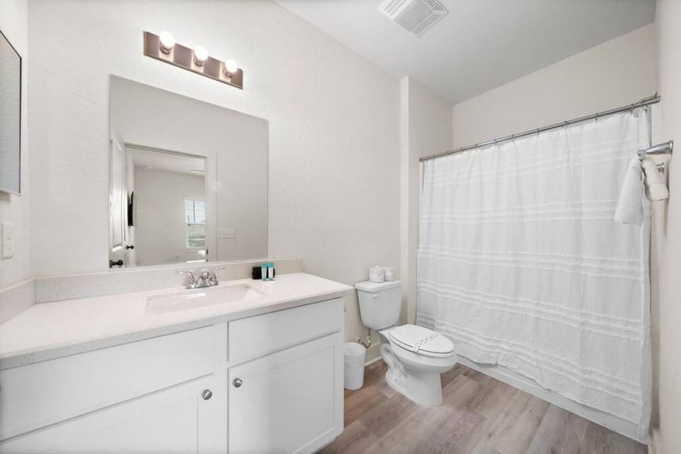 2 Houses Prime Location Near The Strand and Beach House in Galveston Island