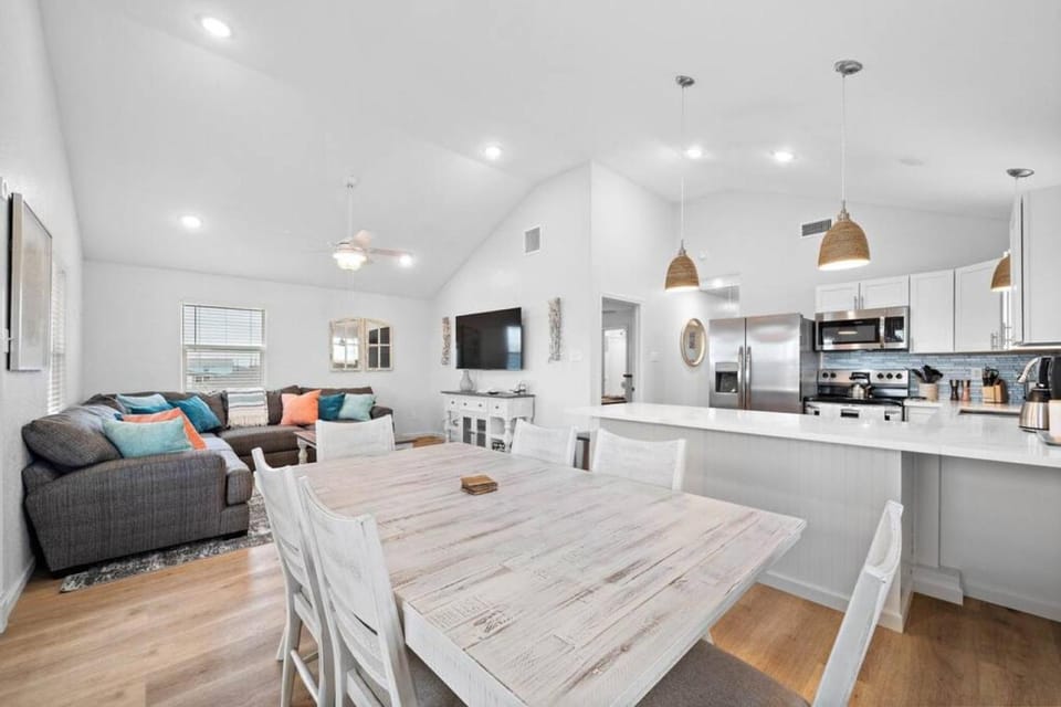 Spacious Home With Large Deck and Steps to the Beach House in Surfside Beach
