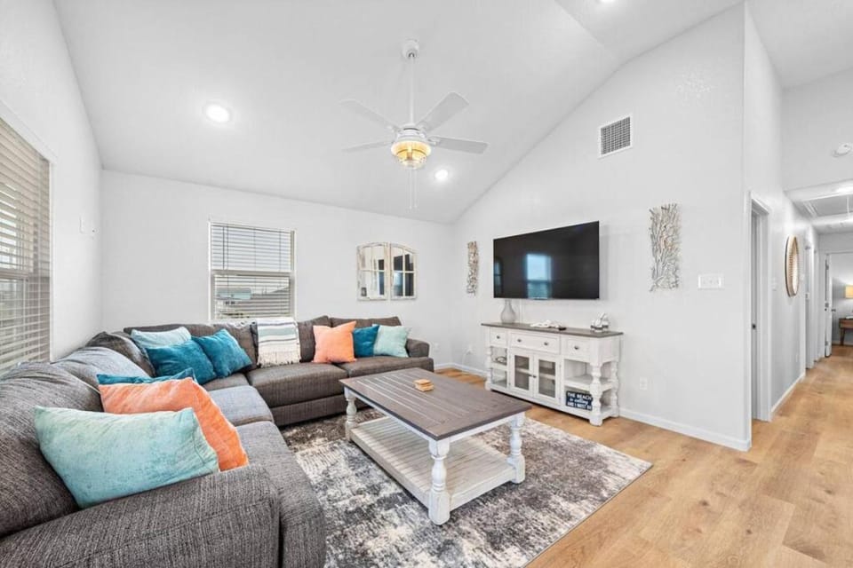 Spacious Home With Large Deck and Steps to the Beach House in Surfside Beach