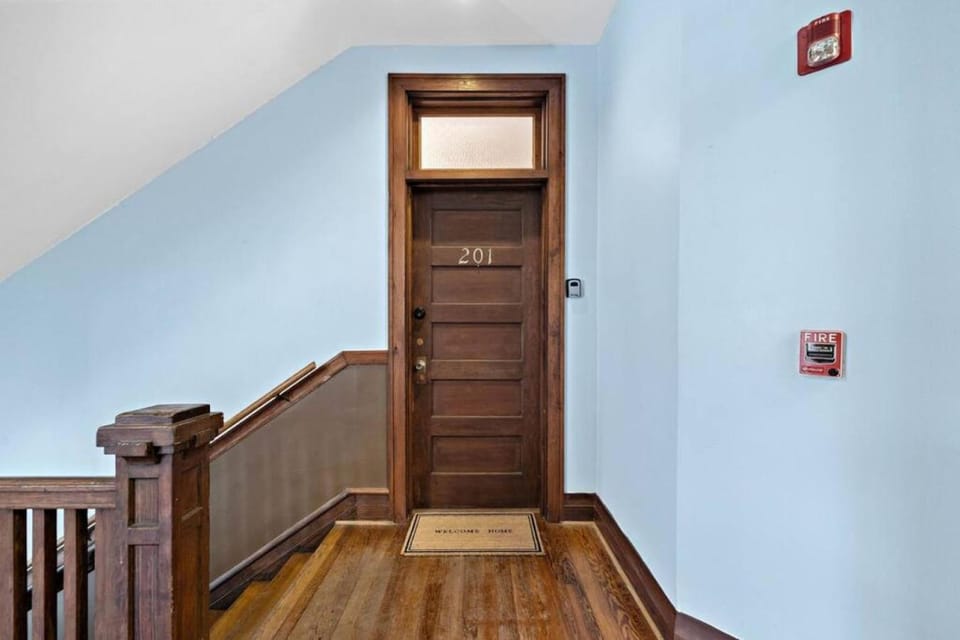 Historic loft in the heart of lively downtown Galveston and close to the Strand Apartment in Texas City