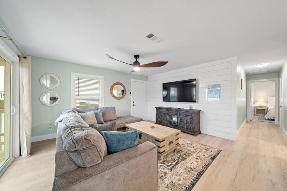 Canalfront Home With Huge Deck and Near the Beach House in Galveston Island