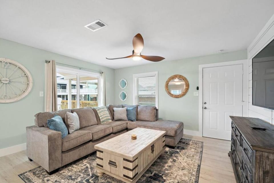 Canalfront Home With Huge Deck and Near the Beach House in Galveston Island