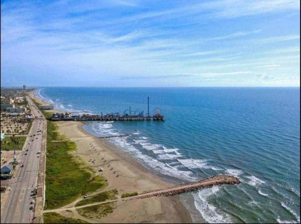 Beach Cottage Close to the Beach with Fire Pit Country House in Galveston Island