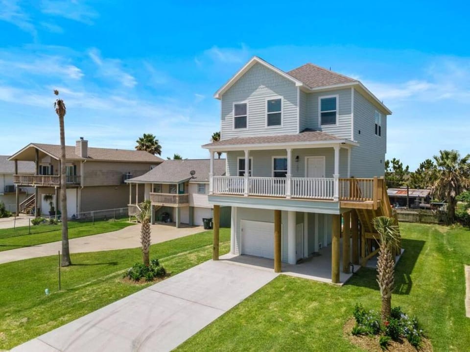 Modern Beach House with Fire Pit and Swimming Pool House in Galveston Island