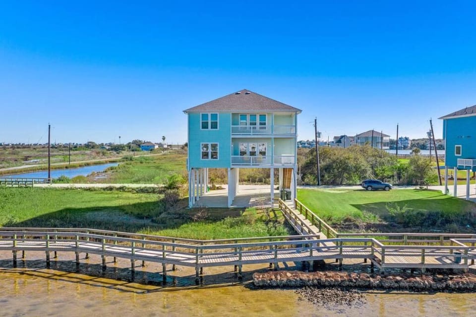 Huge beach house with private boardwalk and gorgeous bay views House in Hitchcock