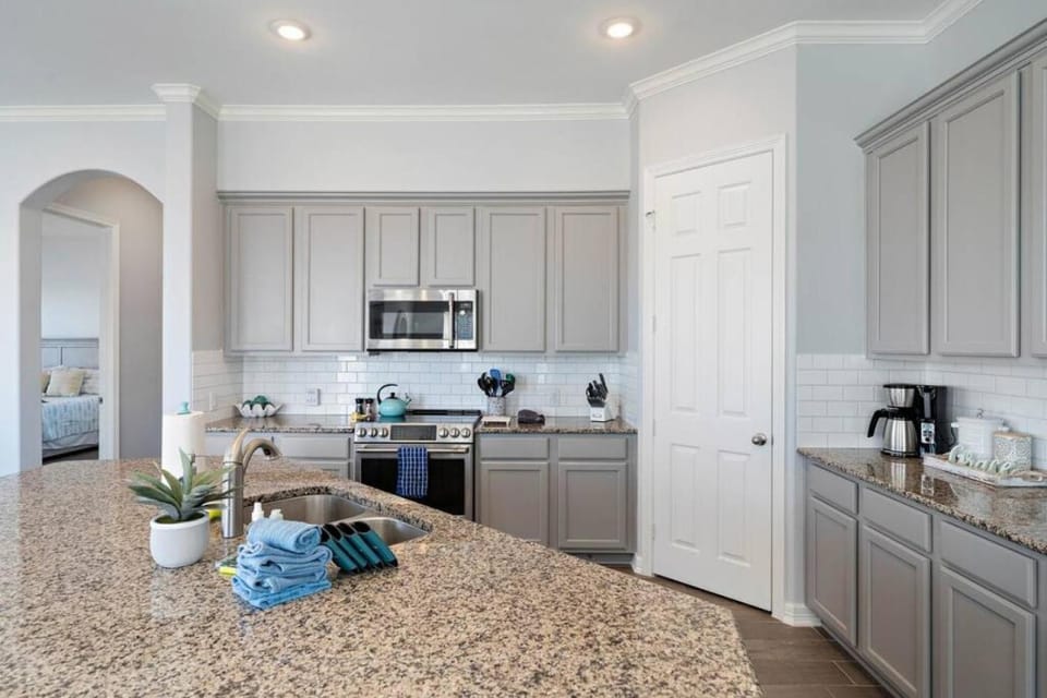 Huge beach house with private boardwalk and gorgeous bay views House in Hitchcock