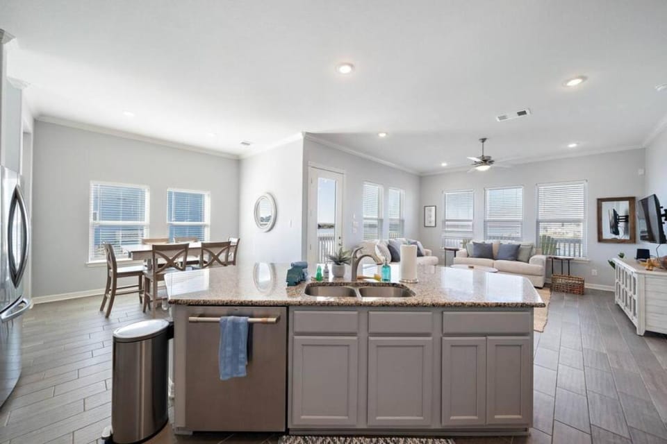 Huge beach house with private boardwalk and gorgeous bay views House in Hitchcock