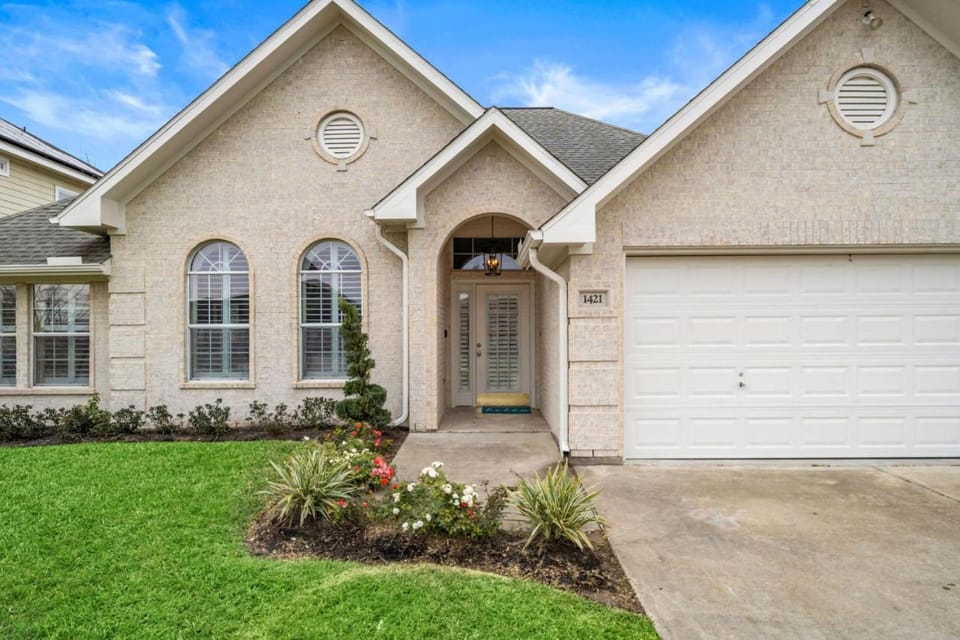 Pool Paradise in Kemah next to Cien Park and minutes from fun at the Kemah Boardwalk House in Kemah