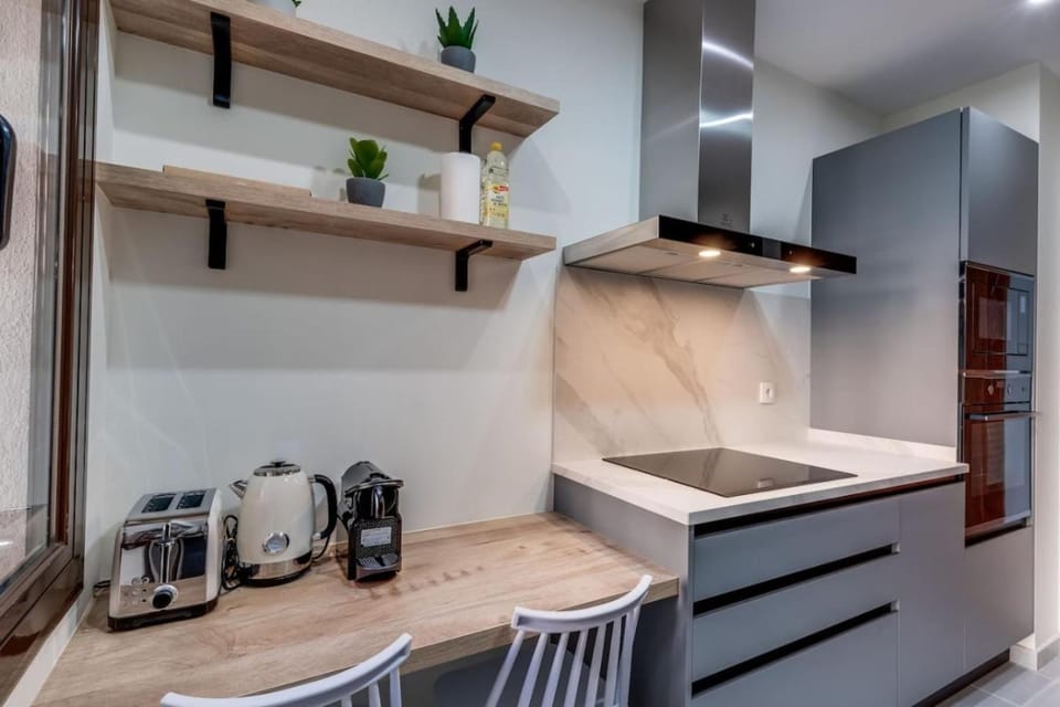 Coffee/tea facilities, Kitchen or kitchenette, microwave, oven, stove, toaster